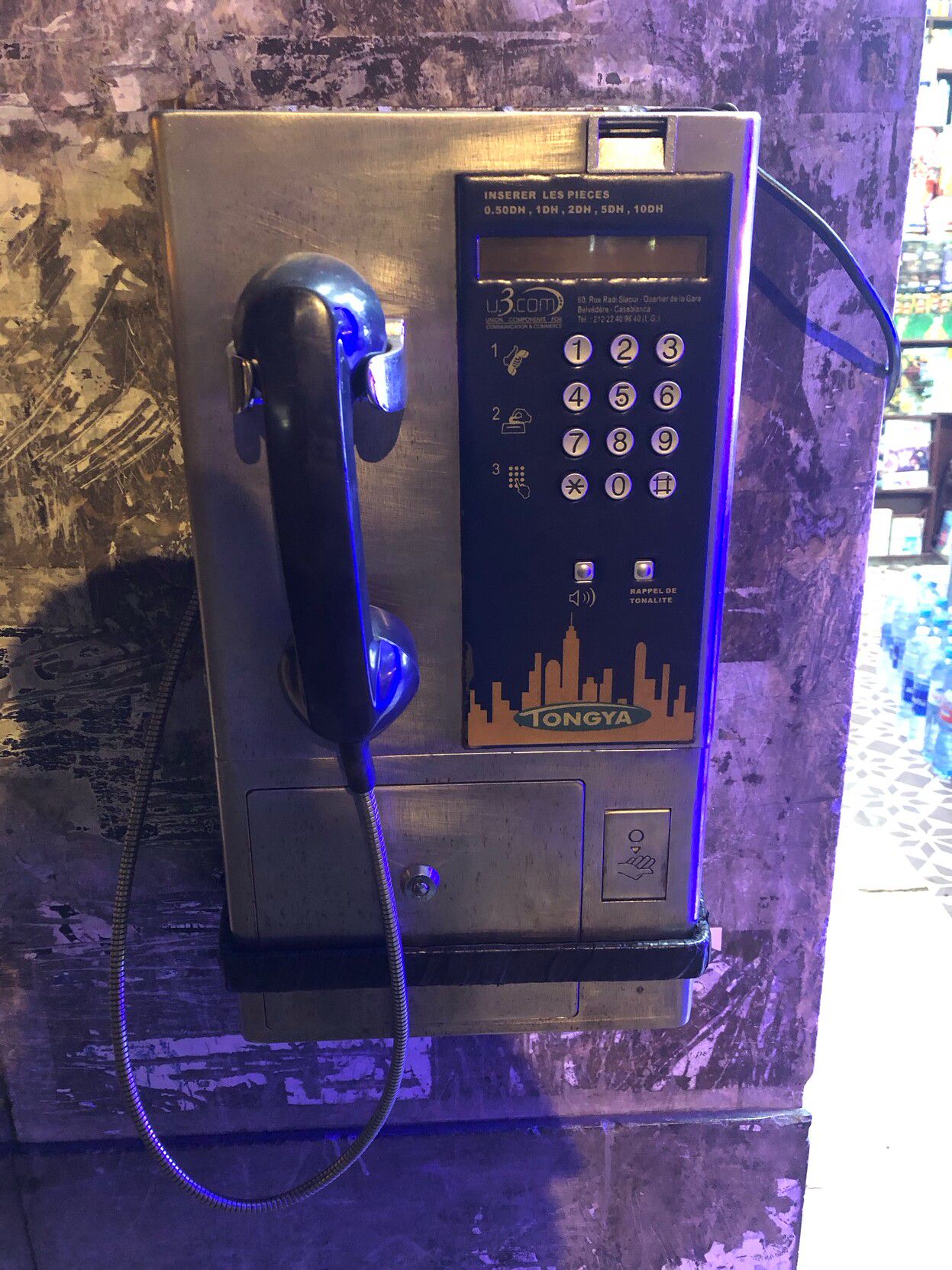 an apparently working payphone